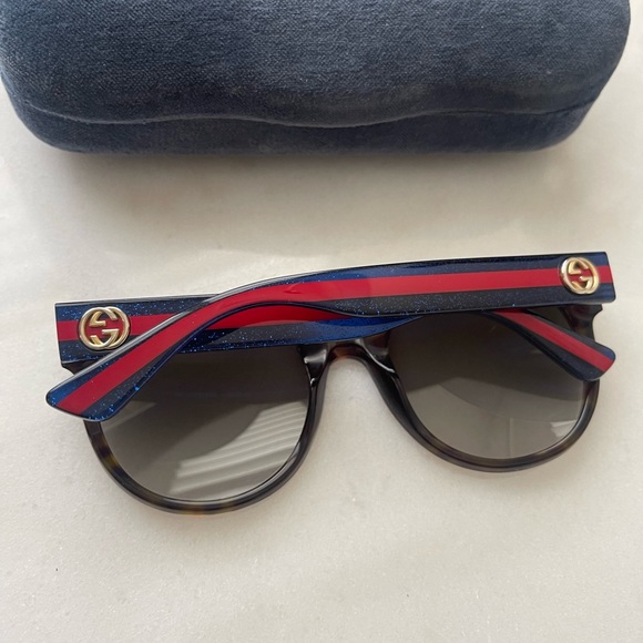 Gucci sunglasses- like new - Picture 5 of 6
